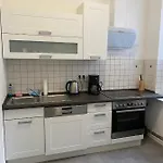 Modernes Mit 2 Schlafzimmern Und Privatparkplatz Nahe Innenstadt