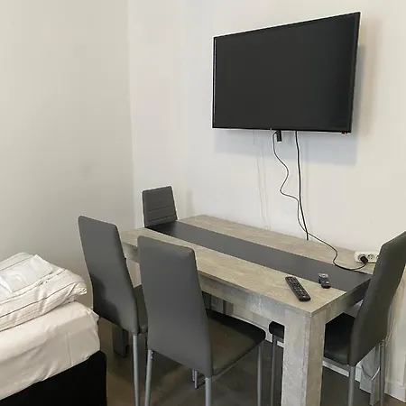 Modernes Mit 2 Schlafzimmern Und Privatparkplatz Nahe Innenstadt Apartament Neumünster