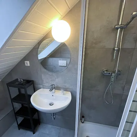 Modernes Mit 2 Schlafzimmern Und Privatparkplatz Nahe Innenstadt Appartement *