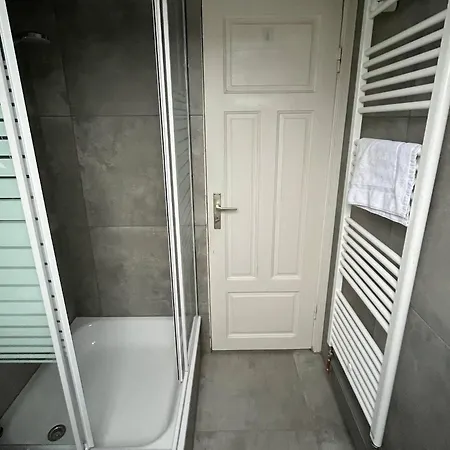 Appartement Modernes Mit 2 Schlafzimmern Und Privatparkplatz Nahe Innenstadt Neumünster