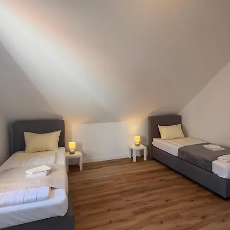 Modernes Mit 2 Schlafzimmern Und Privatparkplatz Nahe Innenstadt * Neumünster