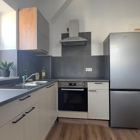 Modernes Mit 2 Schlafzimmern Und Privatparkplatz Nahe Innenstadt *